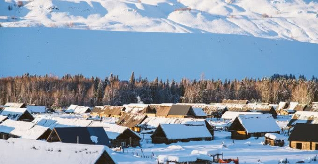 “星空app官网”《肆式青春》昨日公映好评频传 方言配音引共鸣(图1) 星空官方网站