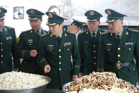 张雨绮前夫袁巴元离婚案后首现身 派出所前满脸笑容-星空官方网站(图1) 星空官方网站